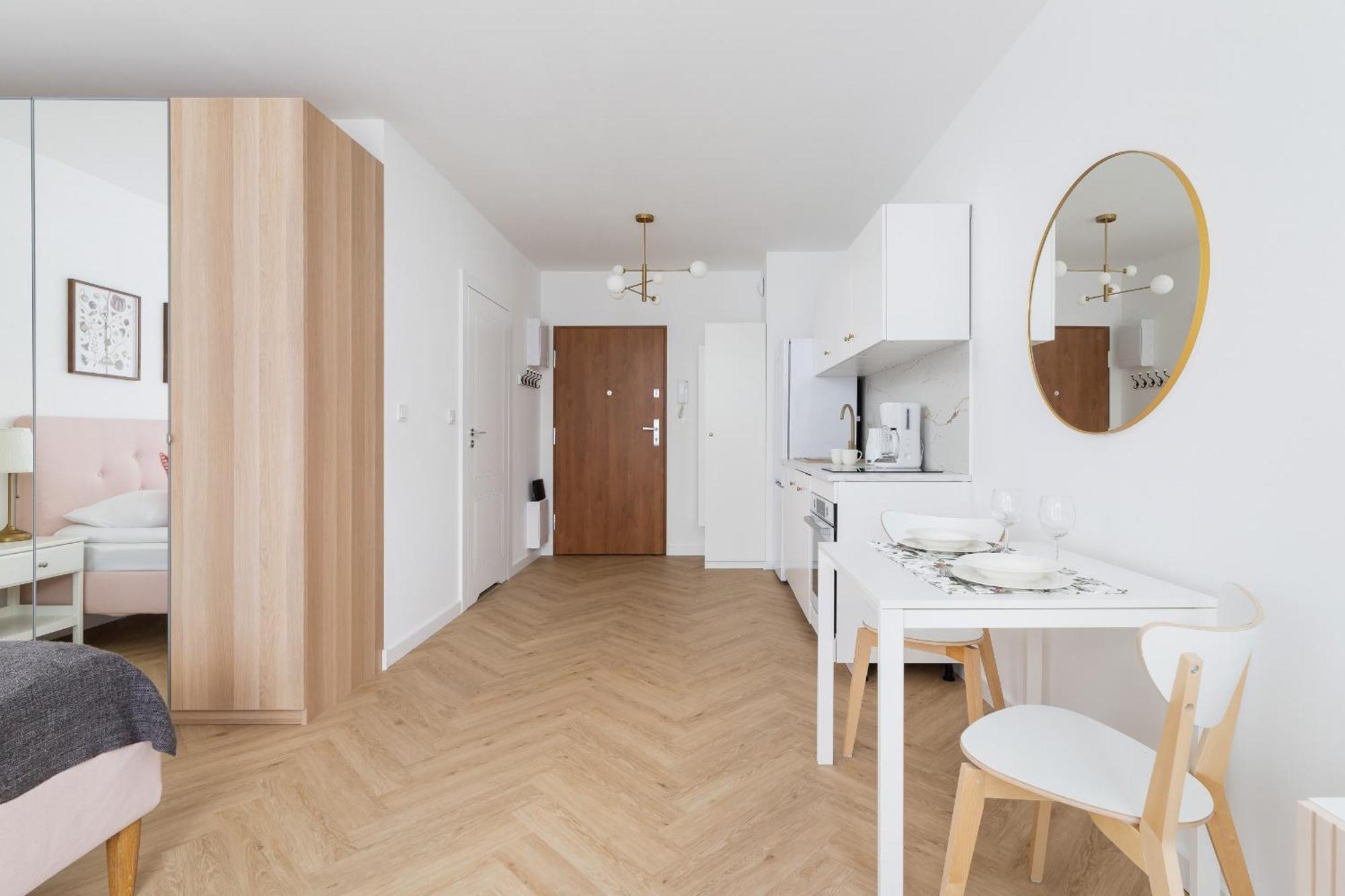 Ceglana Park Bright Balcony & Parking By Renters Apartment
