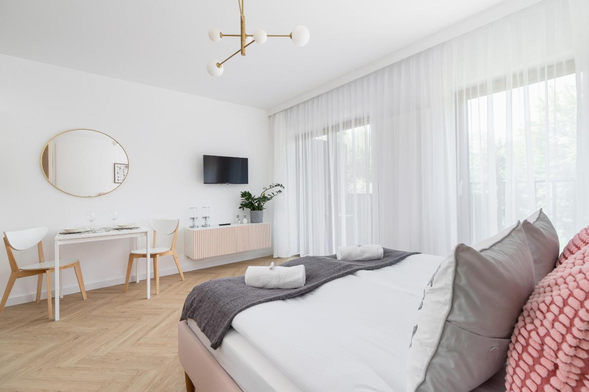 Ceglana Park Bright Balcony & Parking By Renters Apartment *