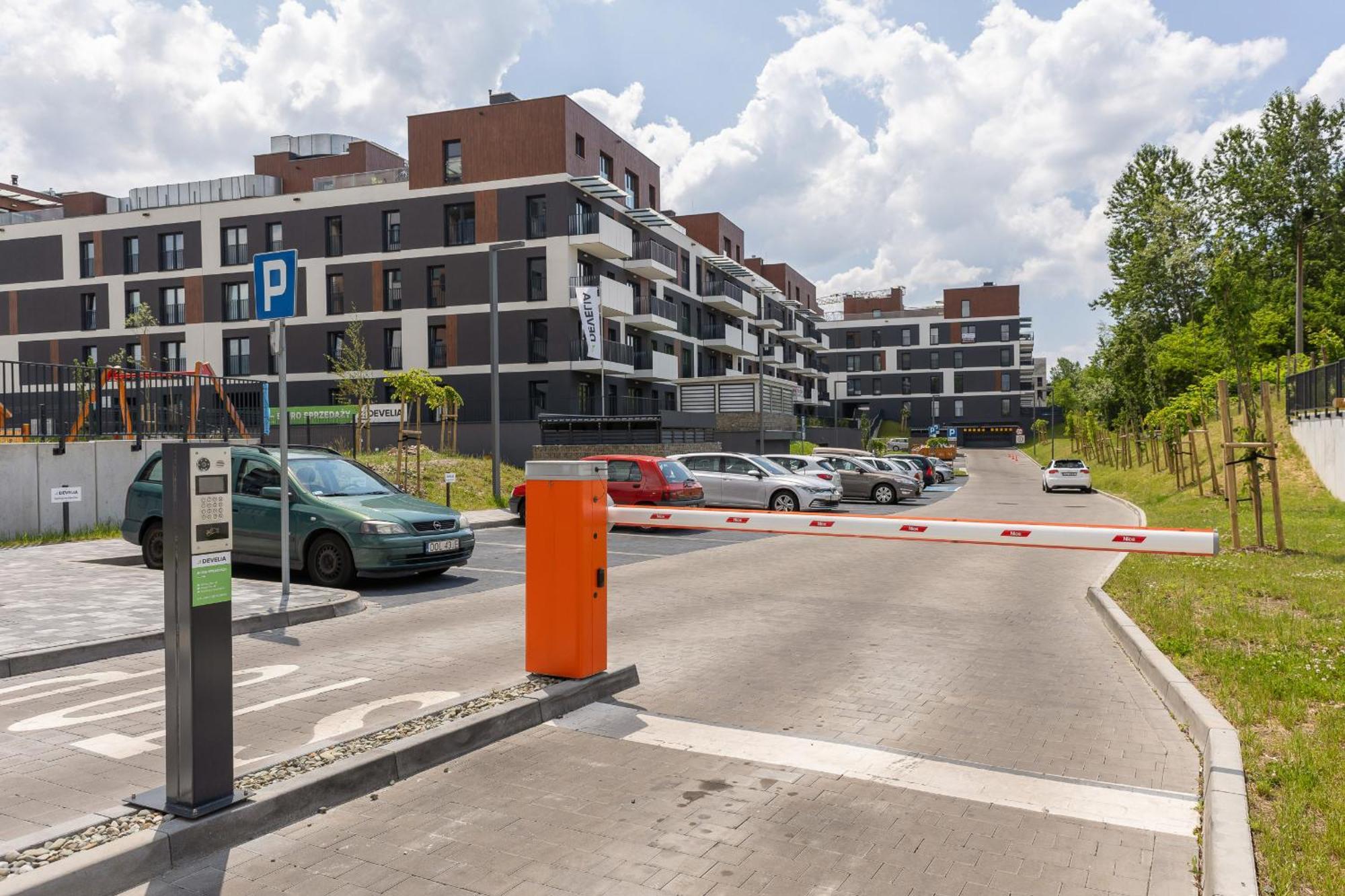Ceglana Park Bright Balcony & Parking By Renters